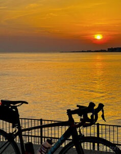 ロードバイクと夕日